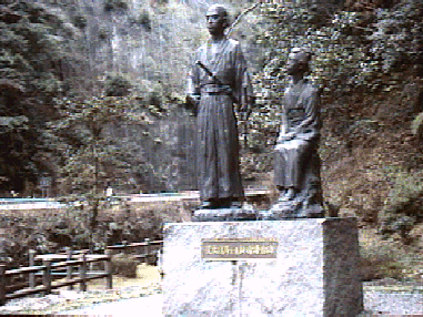 坂本龍馬と妻おりょうの石像の写真
