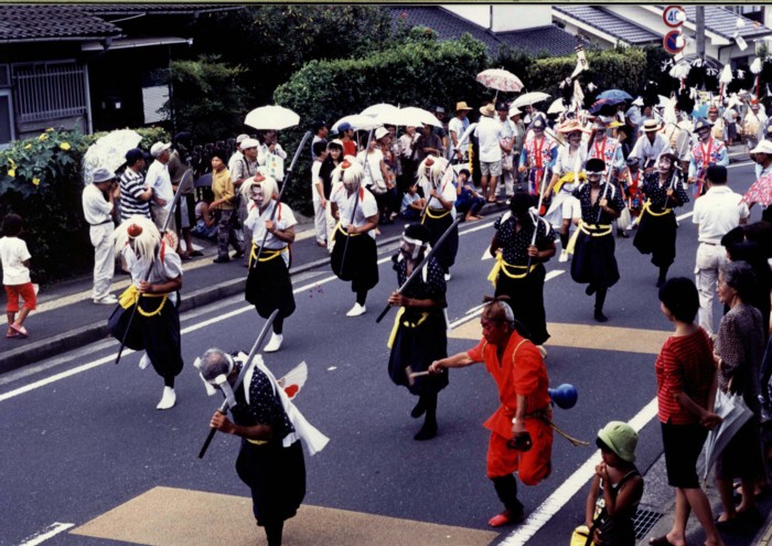 仮屋馬場通りの吉左右踊り