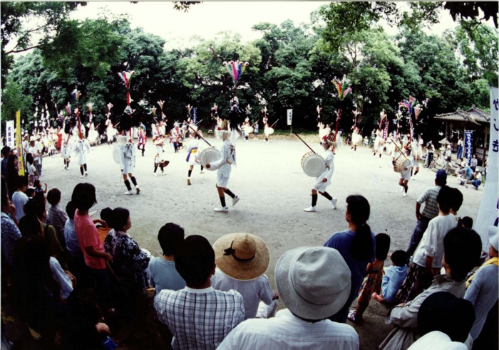 春日神社境内の太鼓踊り（庭踊り）