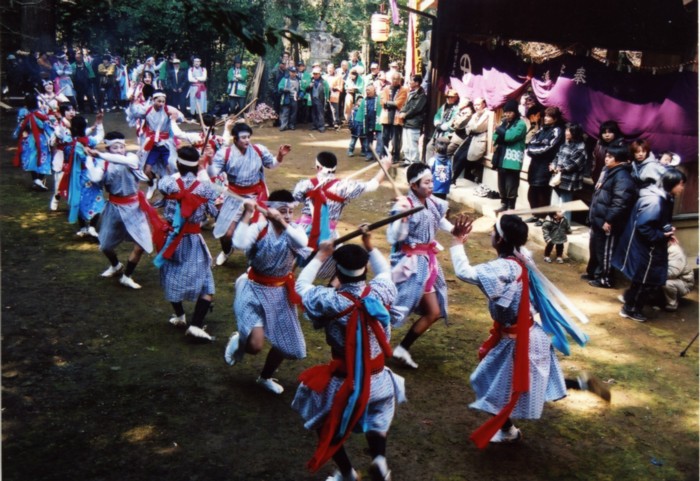 本城の花尾神社境内での棒踊り