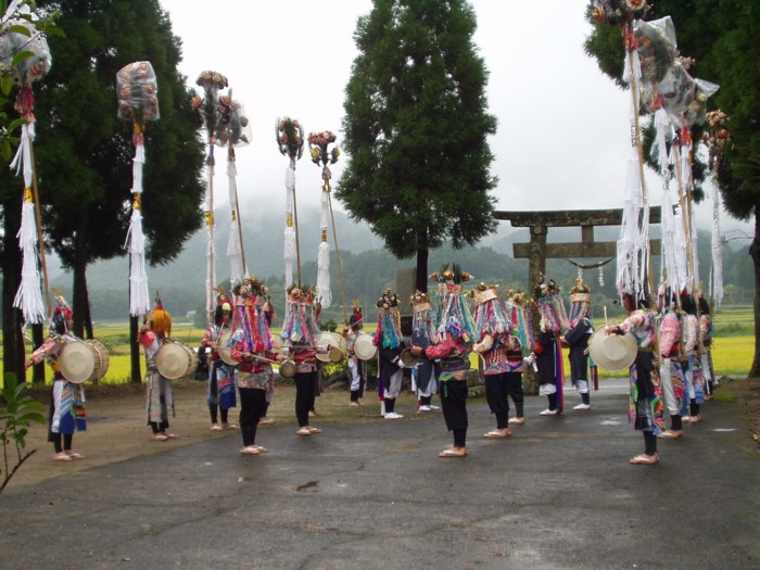 毎年10月8日の豊日るめ神社の奉納