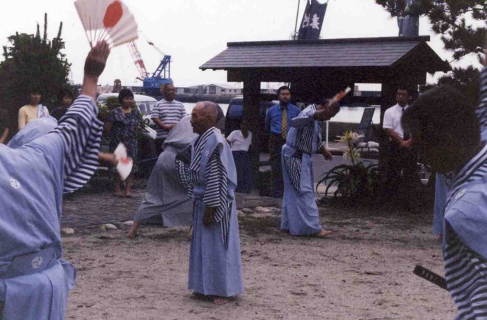 如竹神社境内での奉納の様子