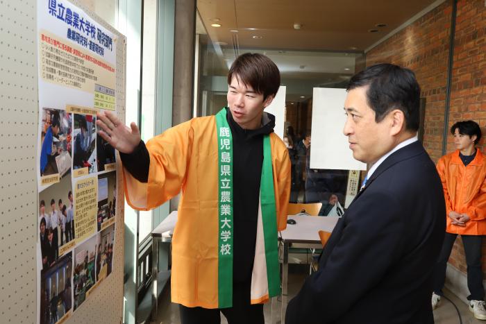 パネルで県知事に紹介