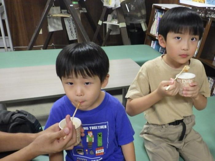 団子を食べる子ども