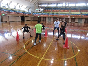 実技：体つくり運動「コーンタッチ」