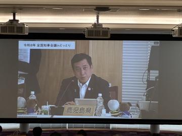会場での知事写真（モニター）